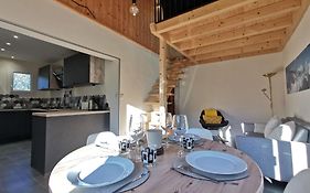 Apt Nala - Sunny Renovated Duplex - 2Bed Apt - Views - Hikes